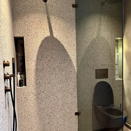 Oasis With Private Parking Apartment