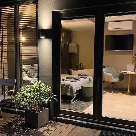 Oasis With Private Parking Apartment