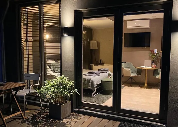 Oasis With Private Parking Apartment